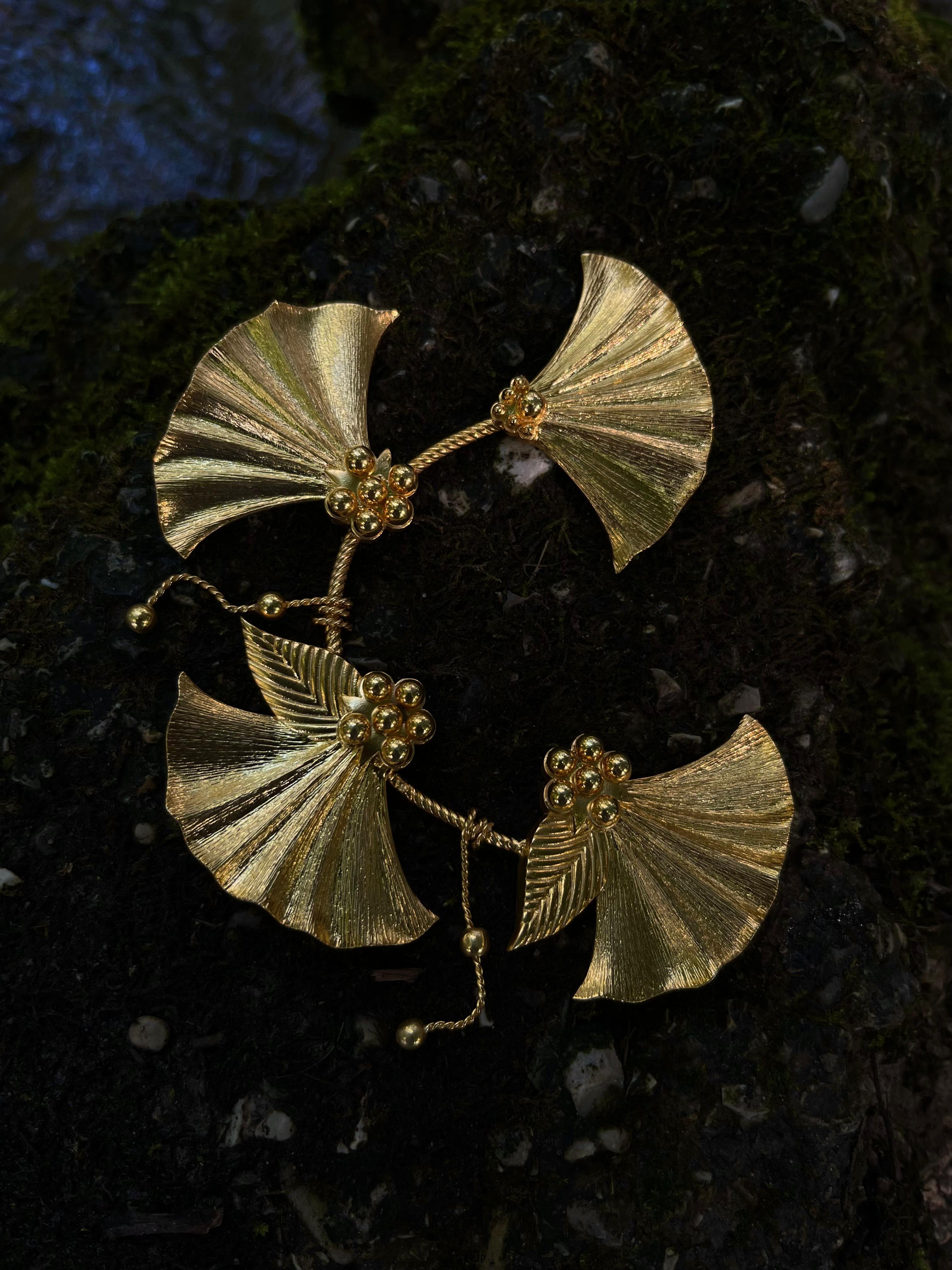 TWISTED IVY GOLD EAR CUFF
