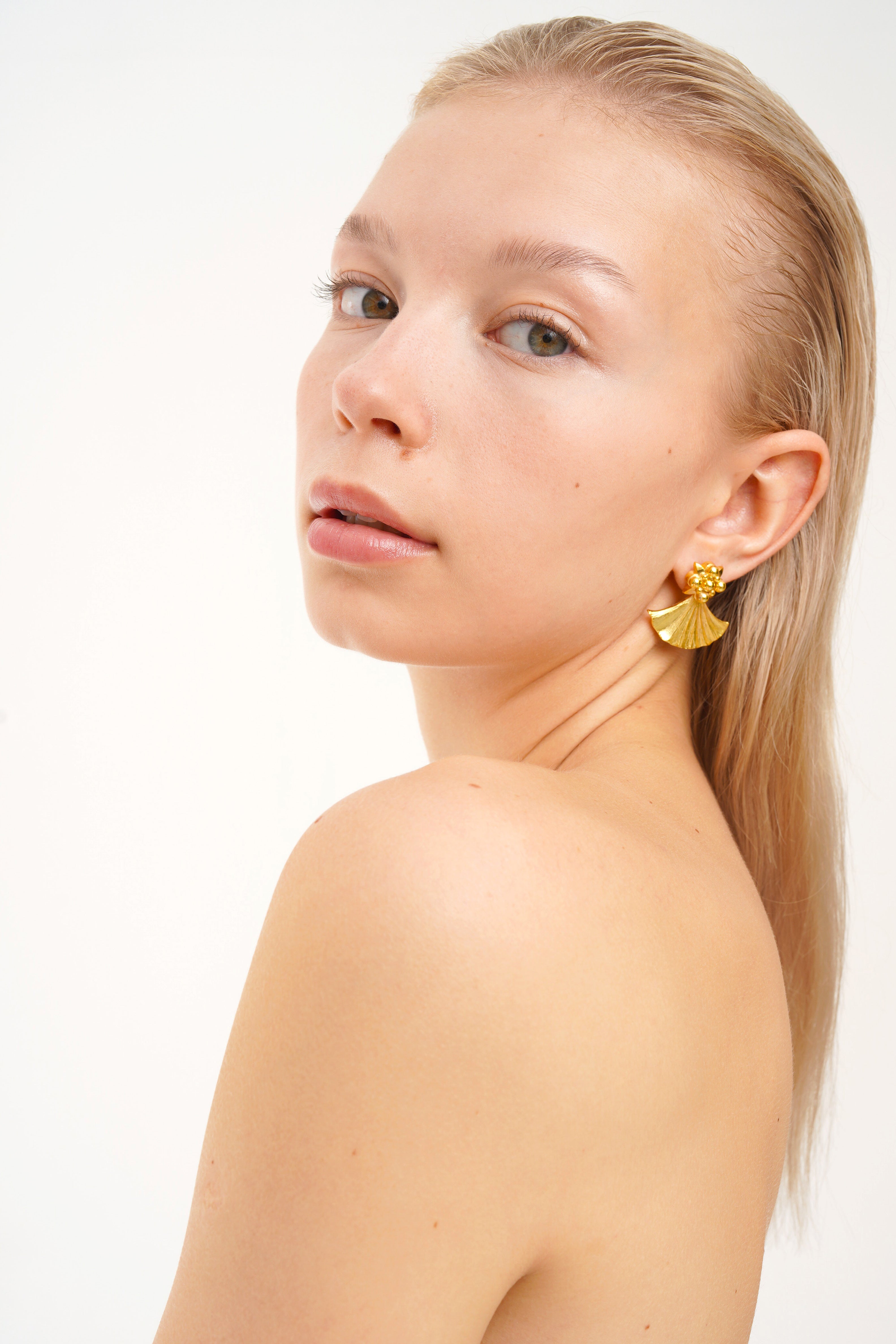 IVY MEDIUM GINKGO GOLD EARRINGS