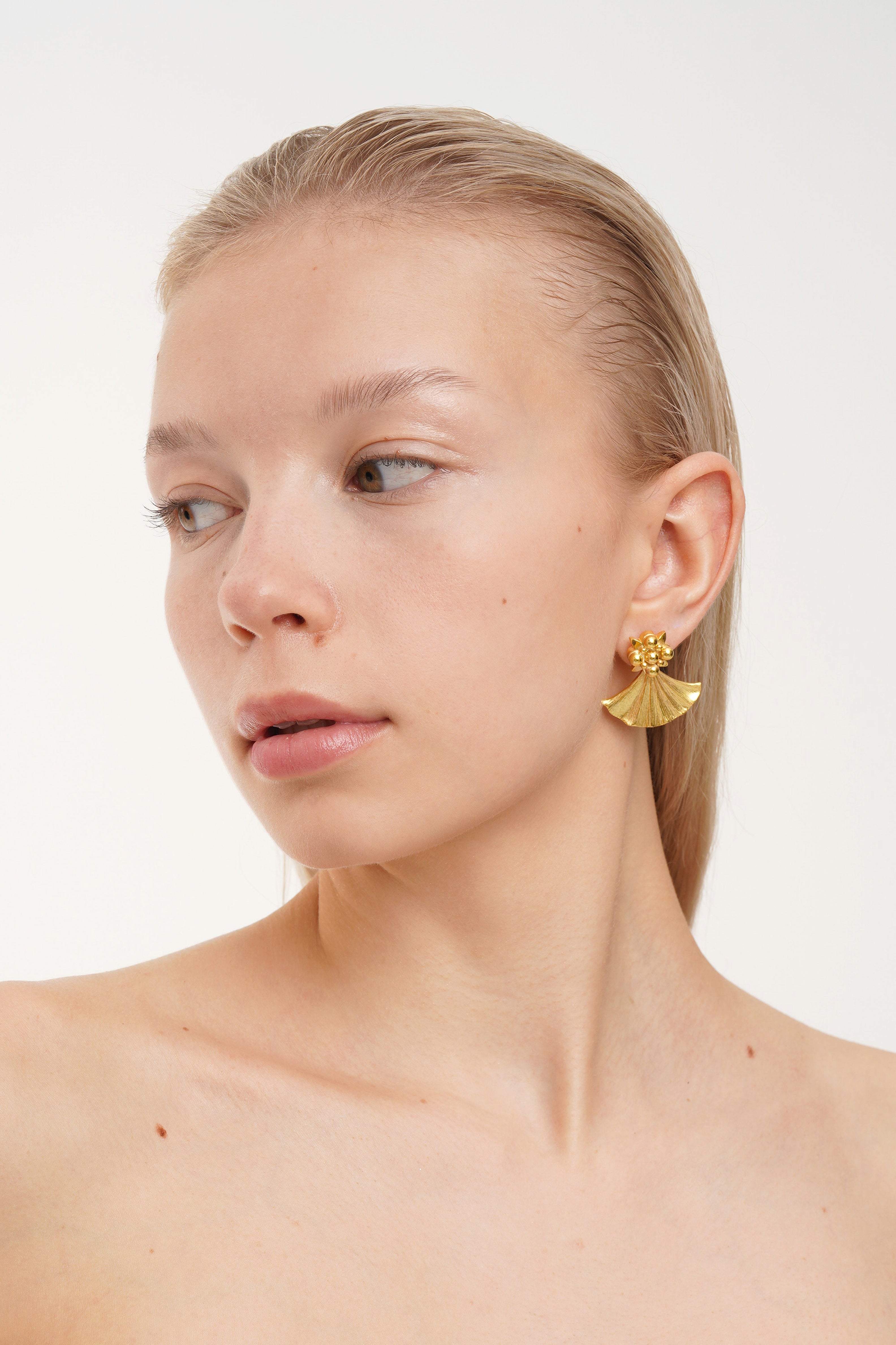 IVY MEDIUM GINKGO GOLD EARRINGS