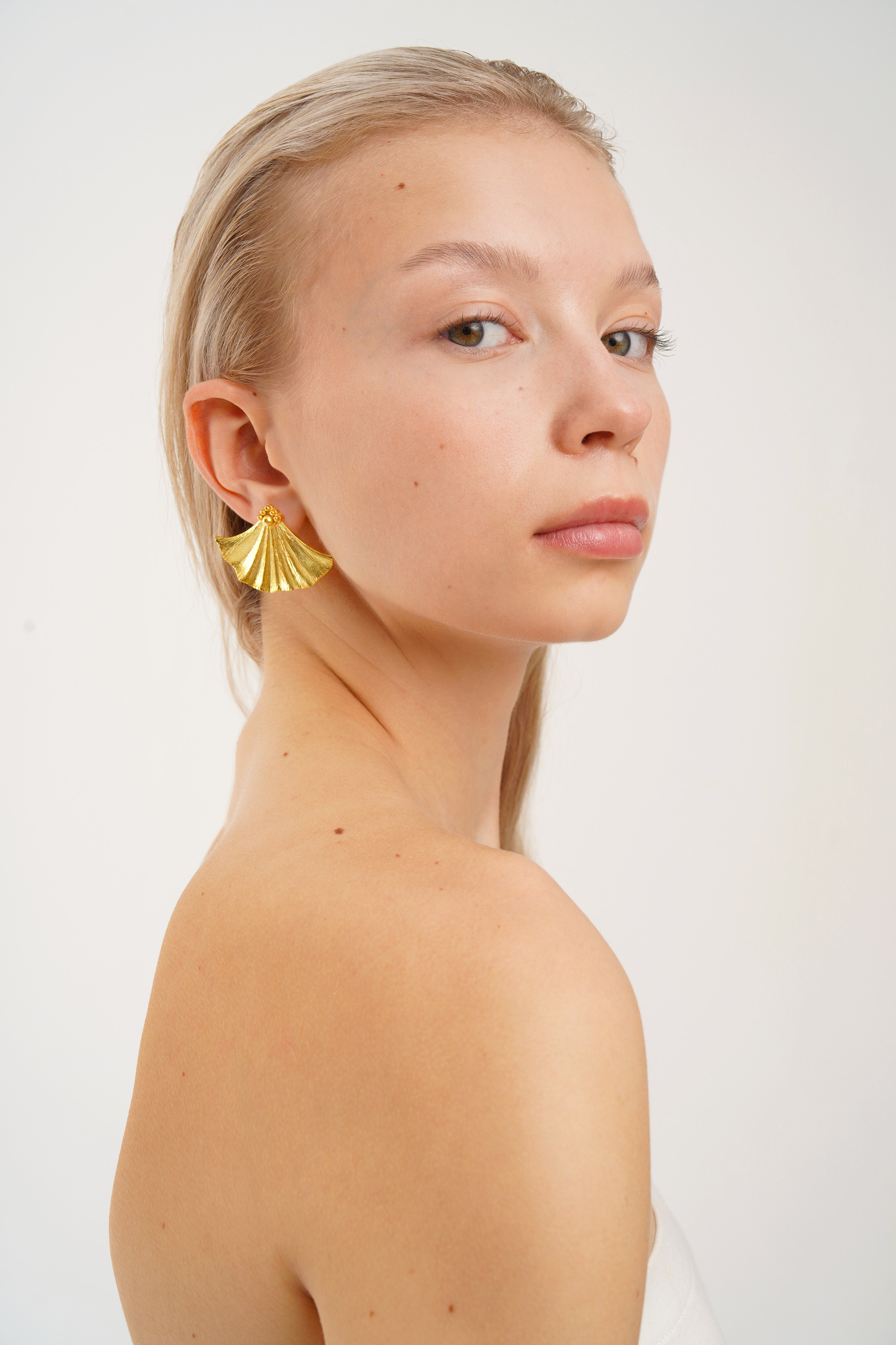 IVY MONO LARGE GOLD EARRINGS