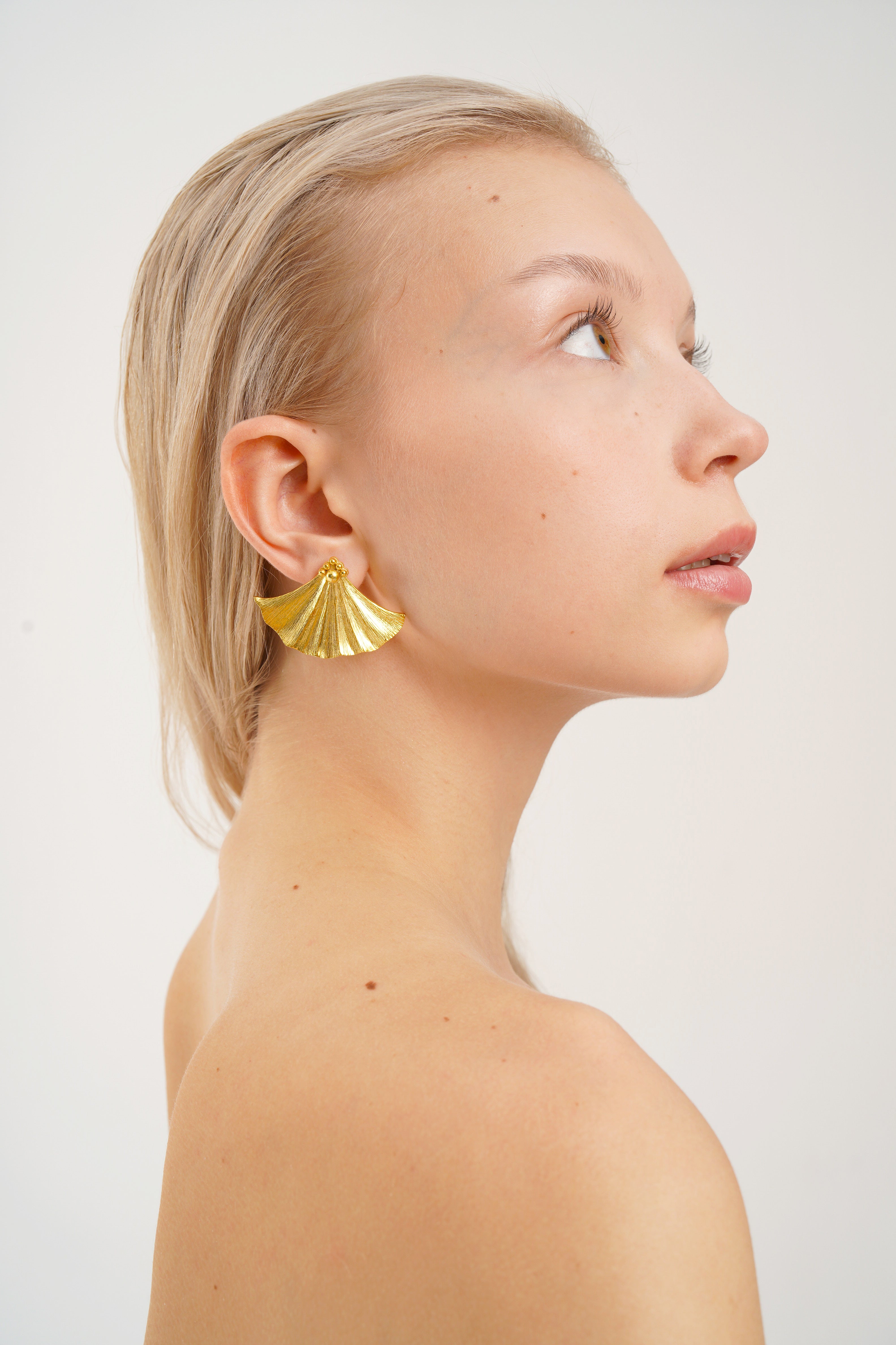 IVY MONO LARGE GOLD EARRINGS