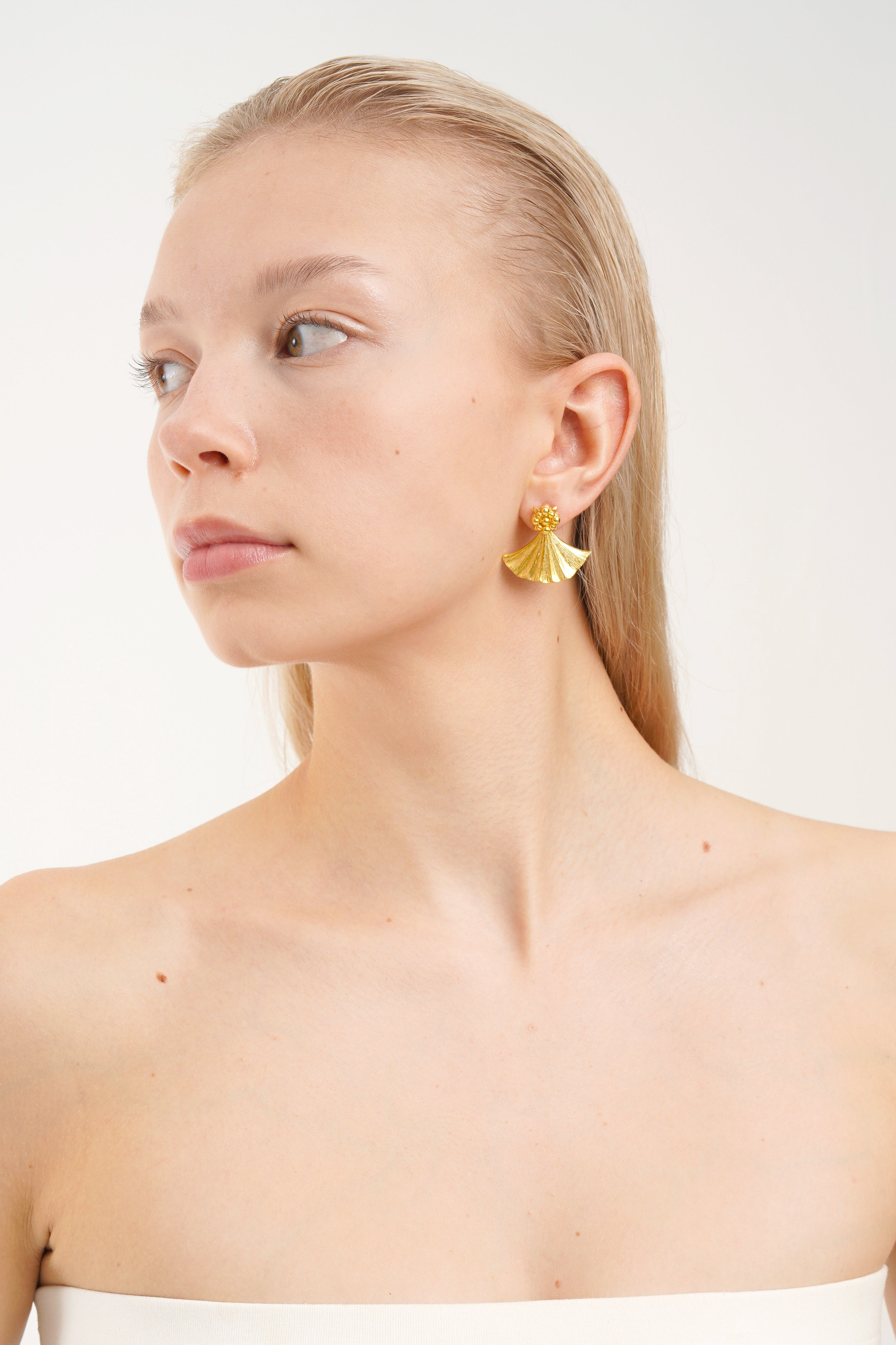 IVY SMALL GINGKO GOLD EARRINGS