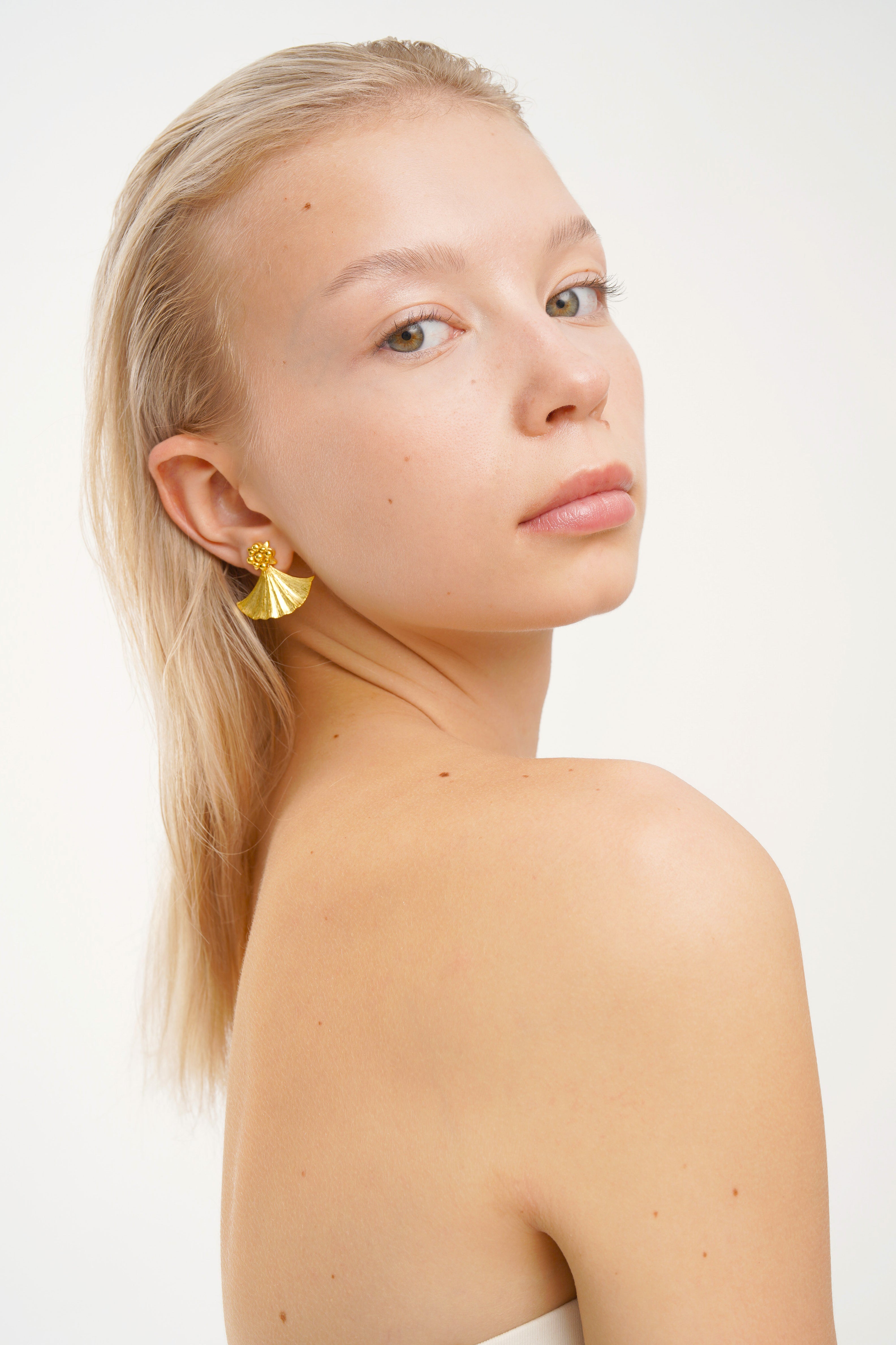 IVY SMALL GINGKO GOLD EARRINGS