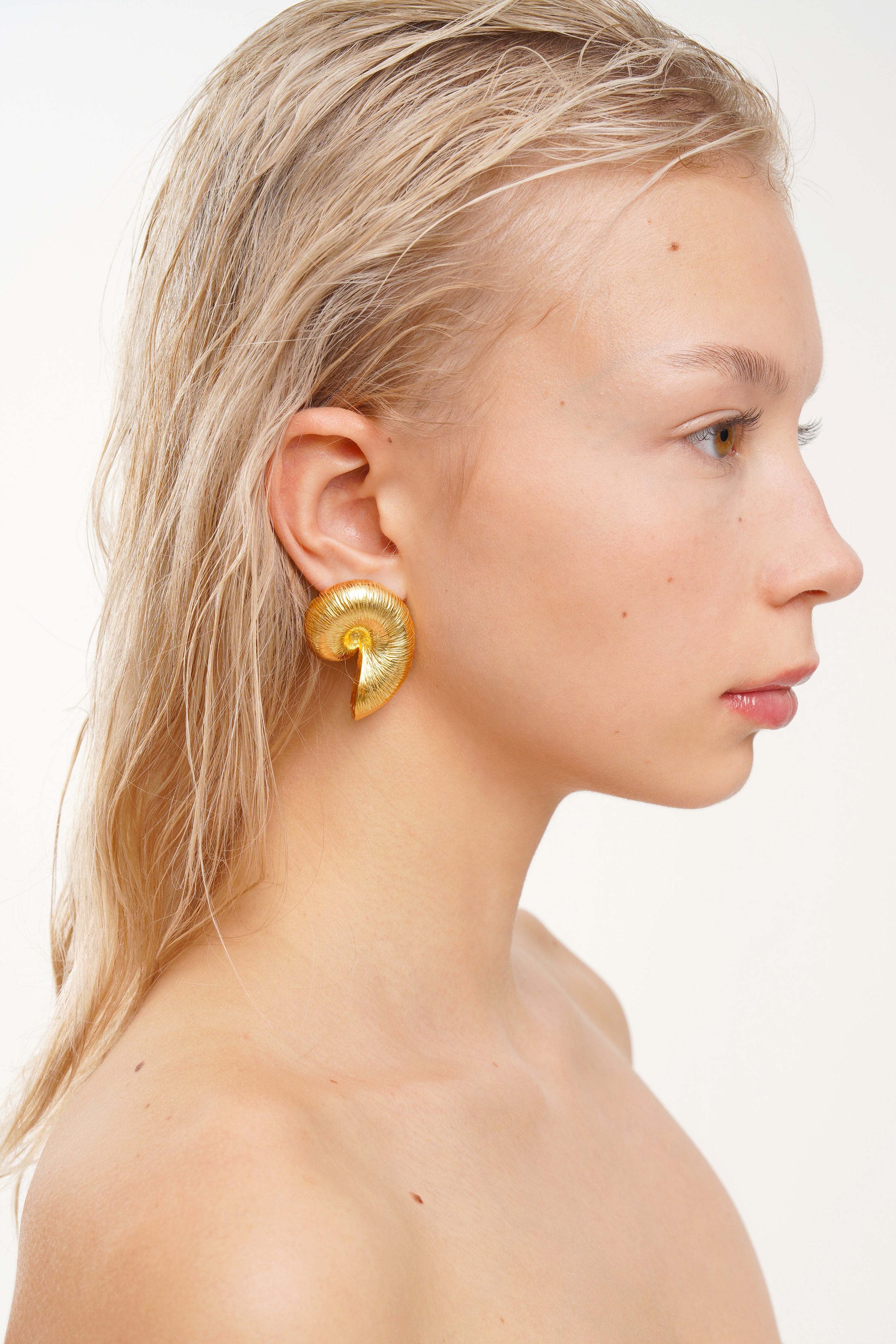 SHELL EARRINGS, 18K YELLOW GOLD