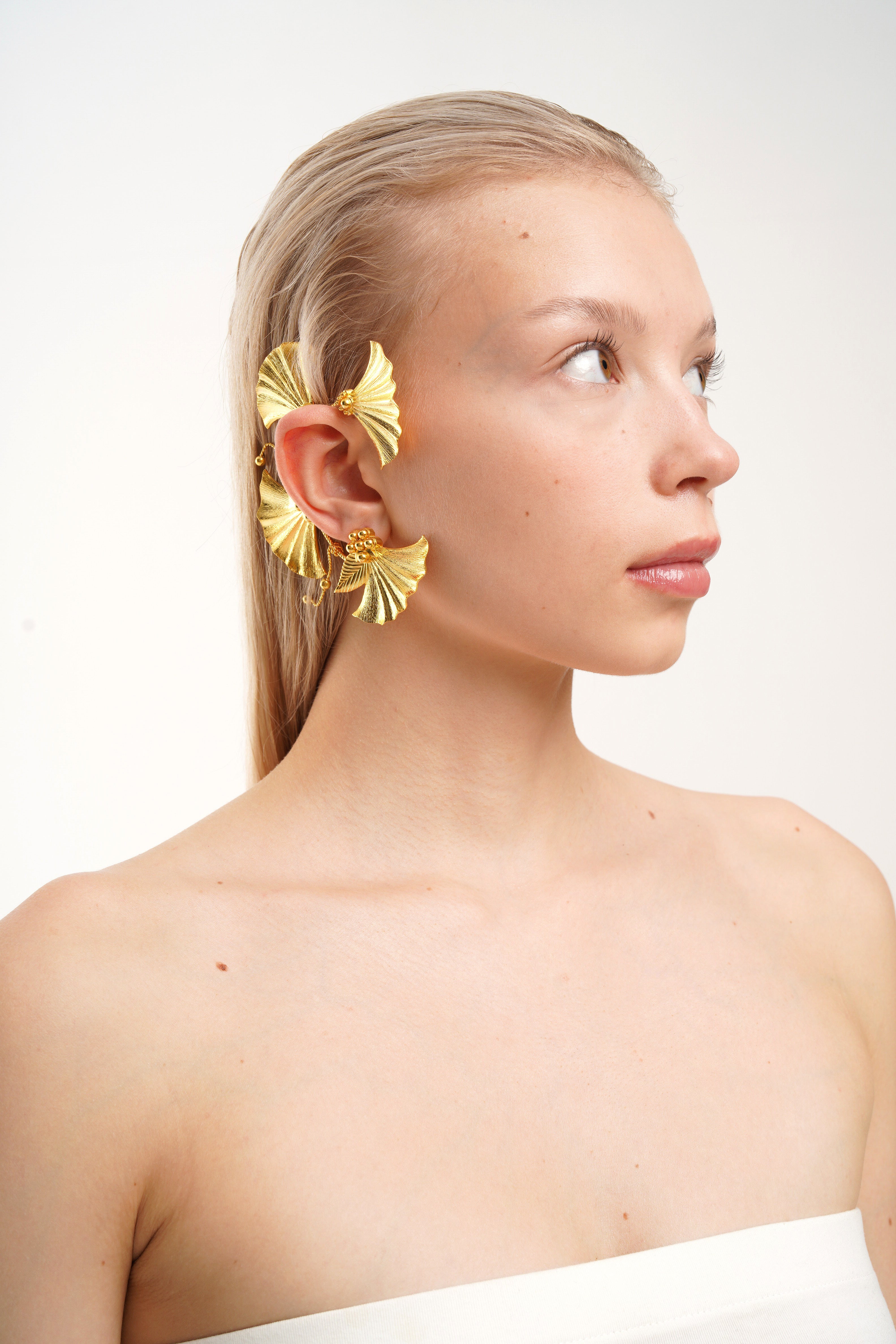 TWISTED IVY GOLD EAR CUFF