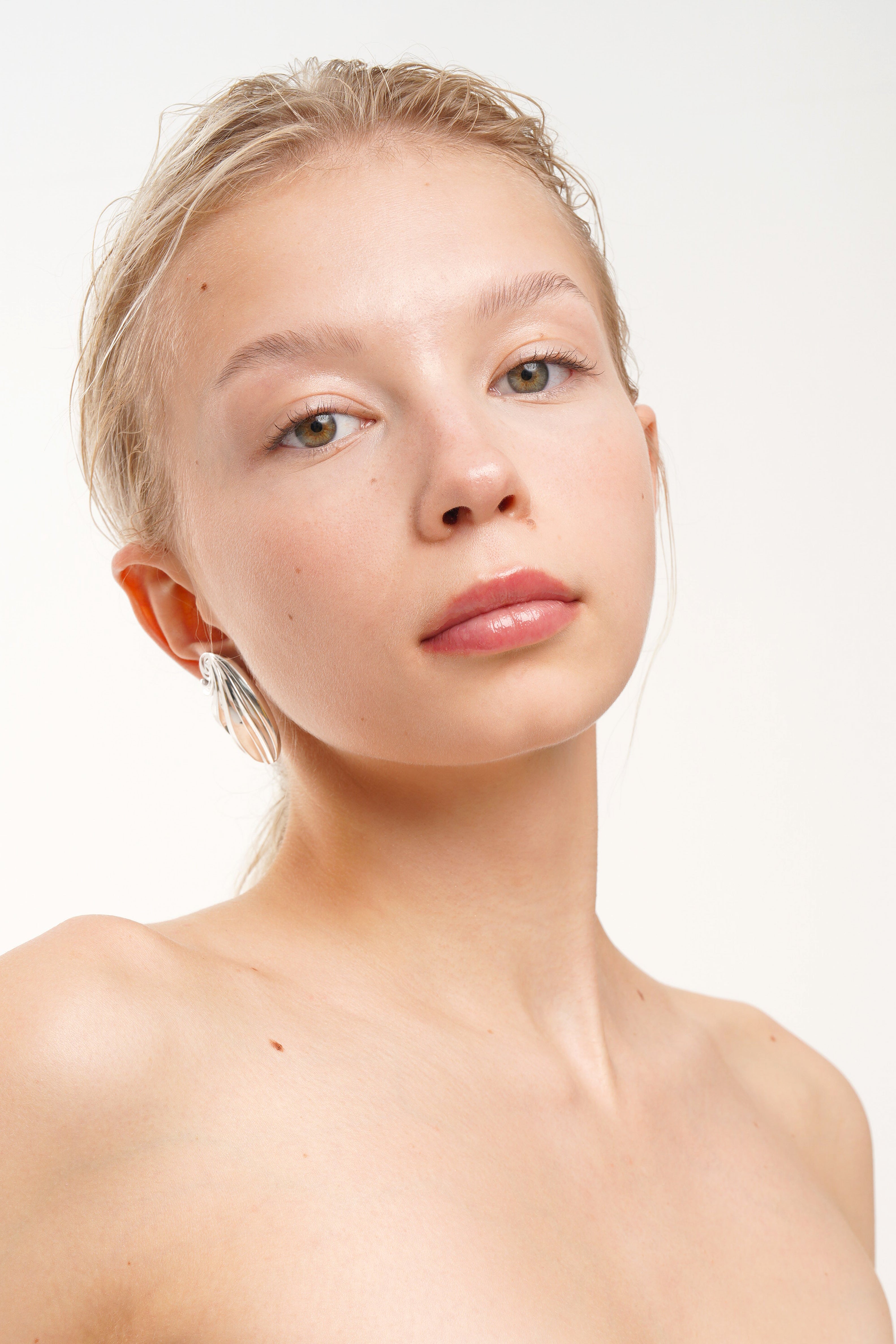 ESTIA EARRINGS, 18K WHITE GOLD