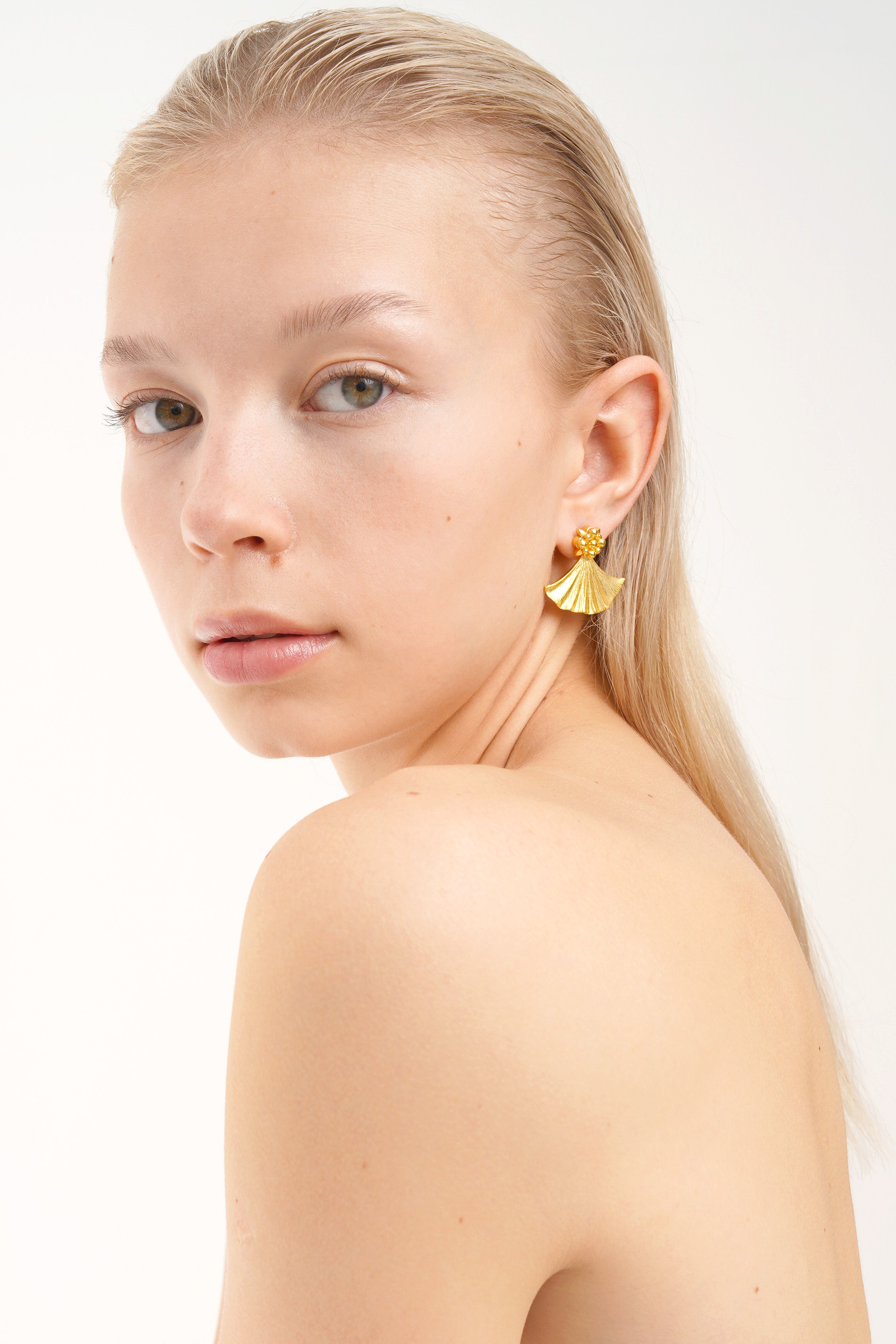 IVY SMALL GINGKO GOLD EARRINGS