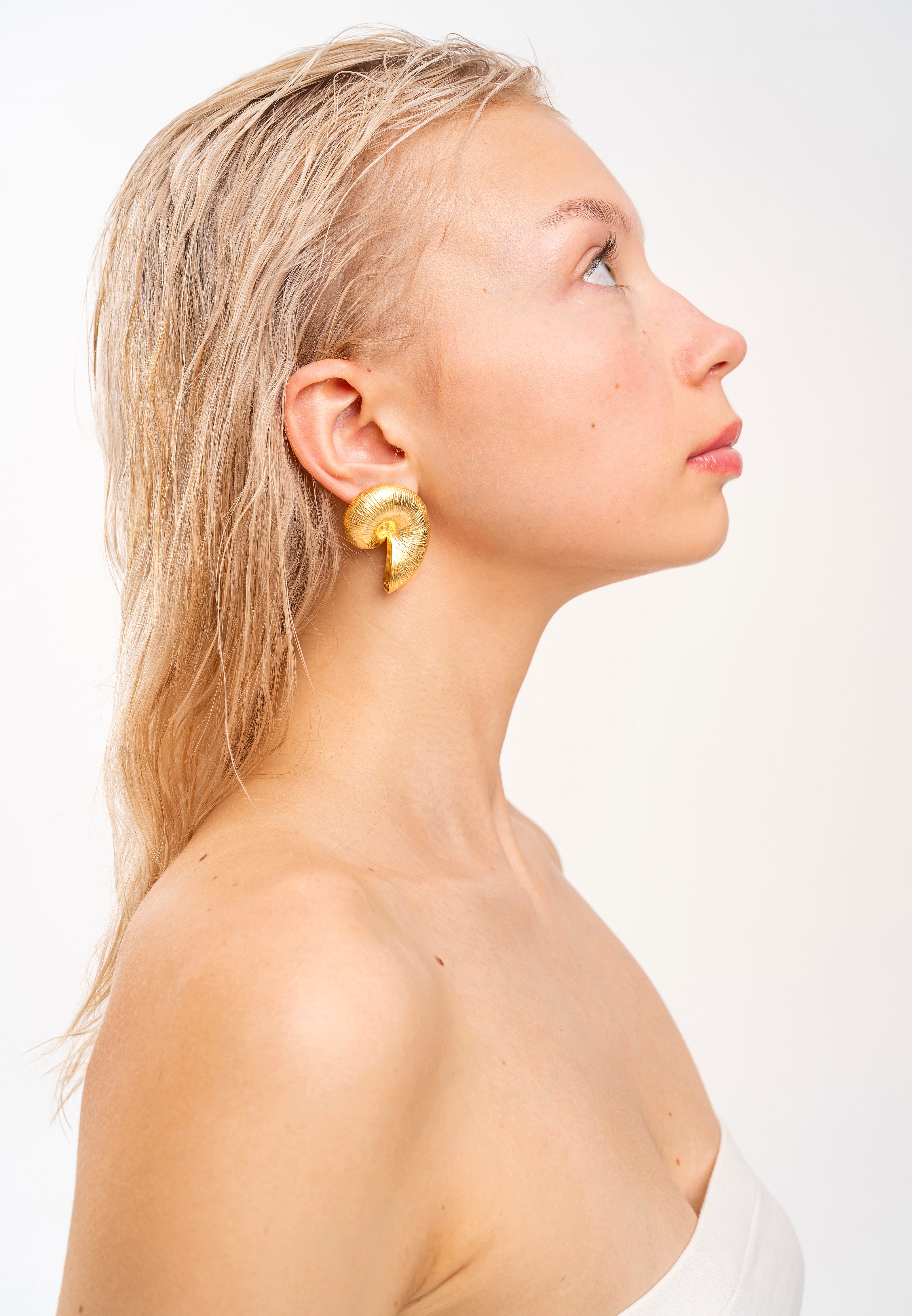 SHELL GOLD EARRINGS