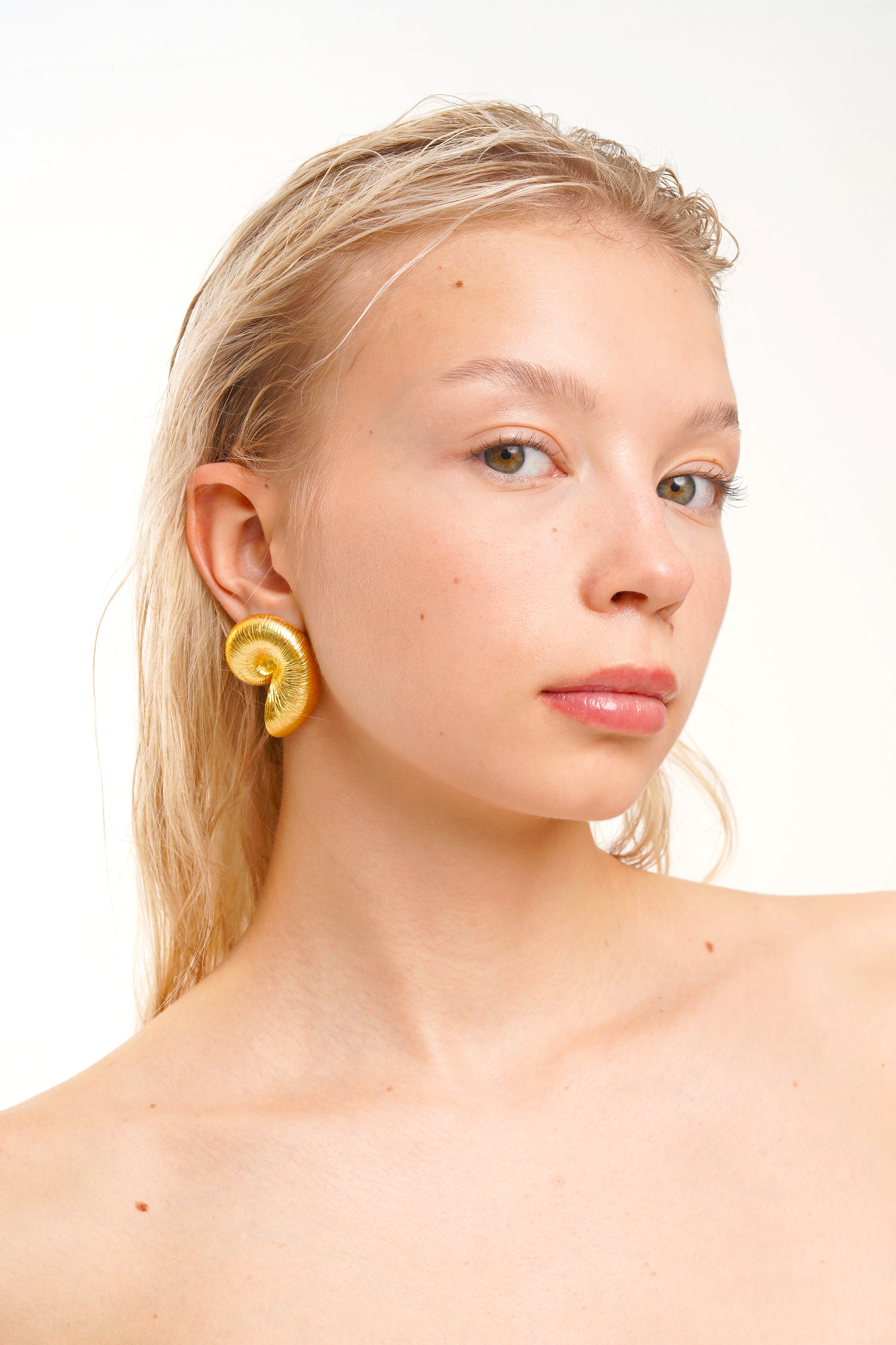 SHELL EARRINGS, 18K YELLOW GOLD