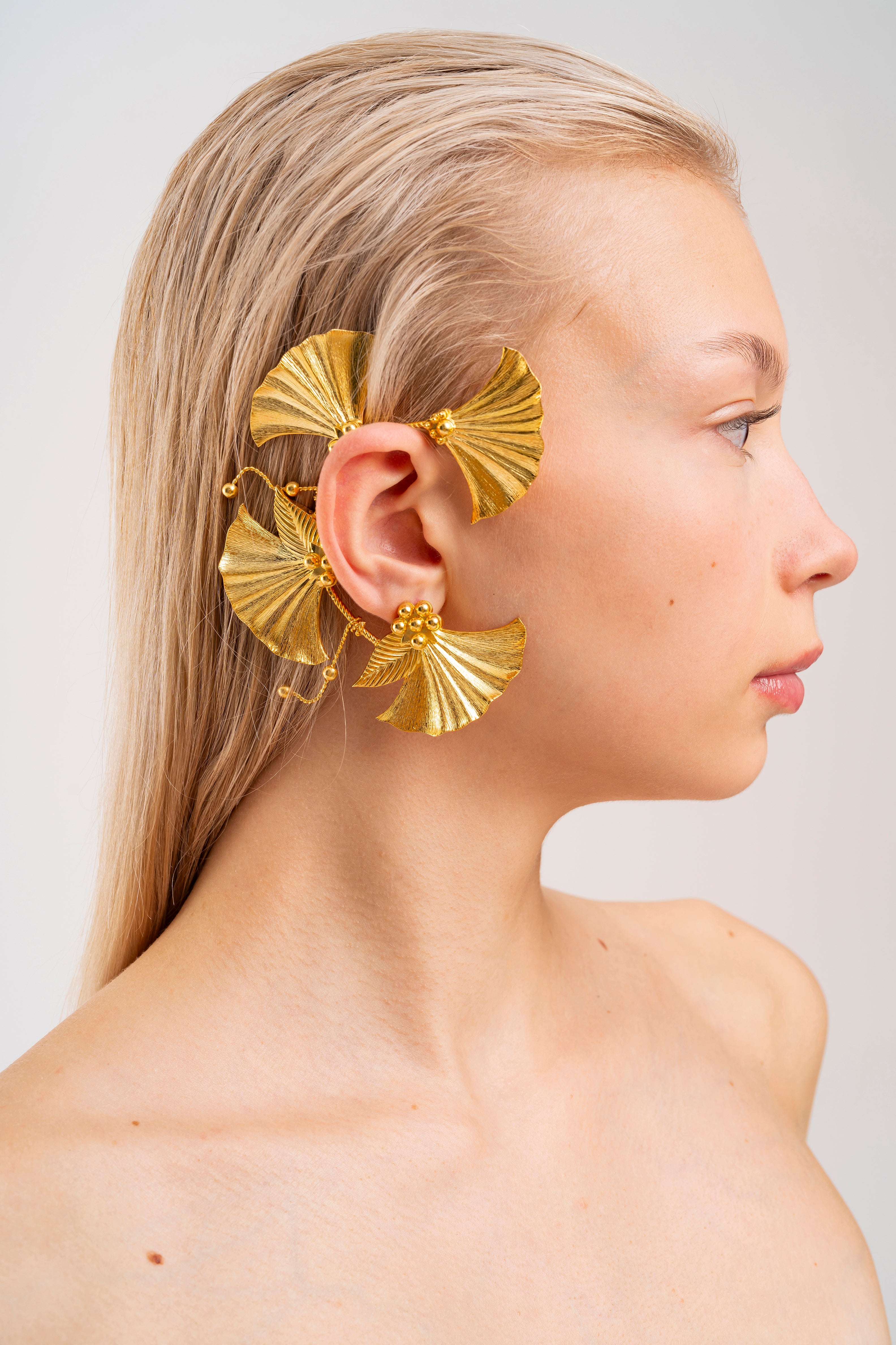 TWISTED IVY GOLD EAR CUFF