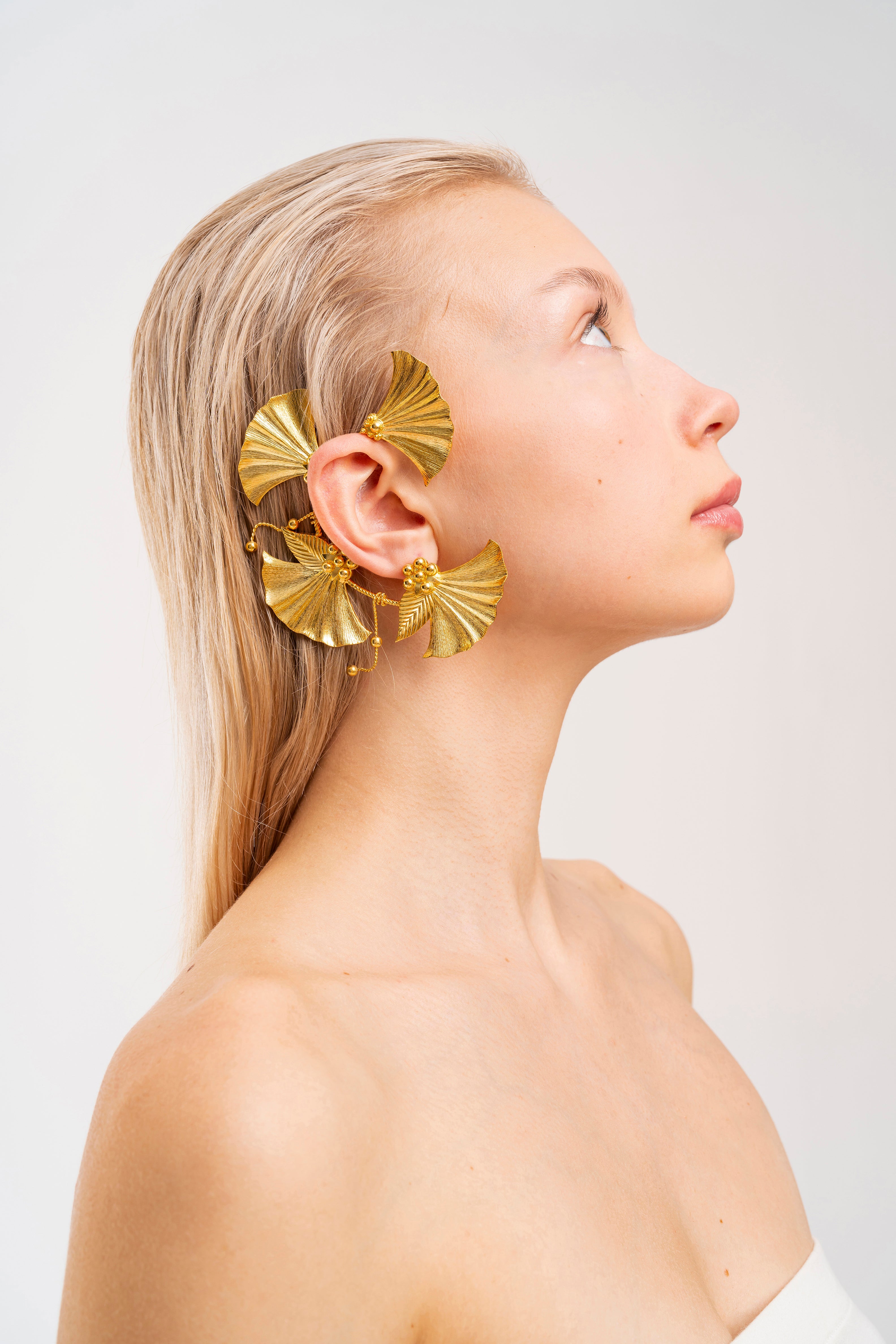 TWISTED IVY GOLD EAR CUFF