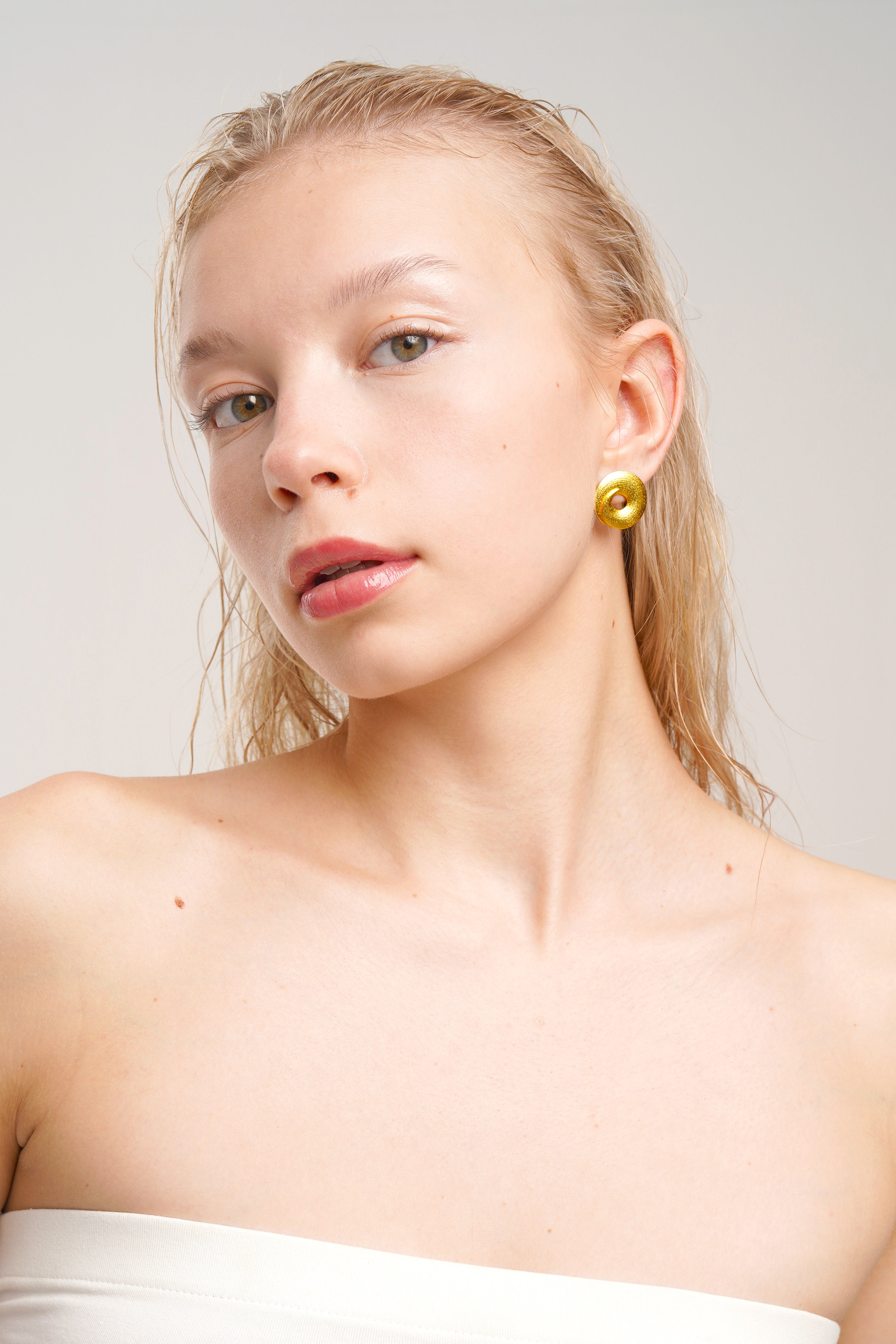 ACRUX EARRINGS, 18K YELLOW GOLD