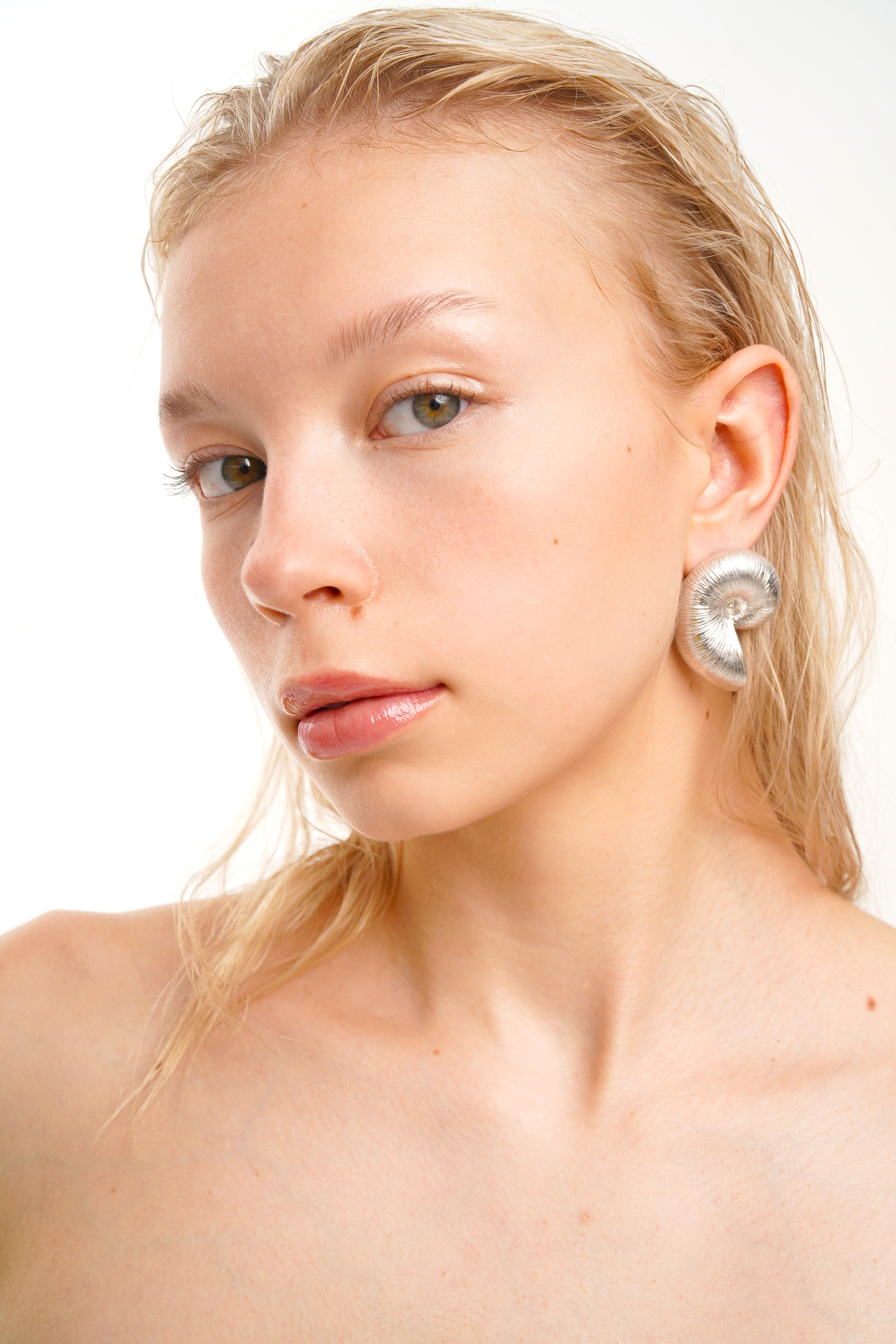 SHELL EARRINGS, 18K WHITE GOLD